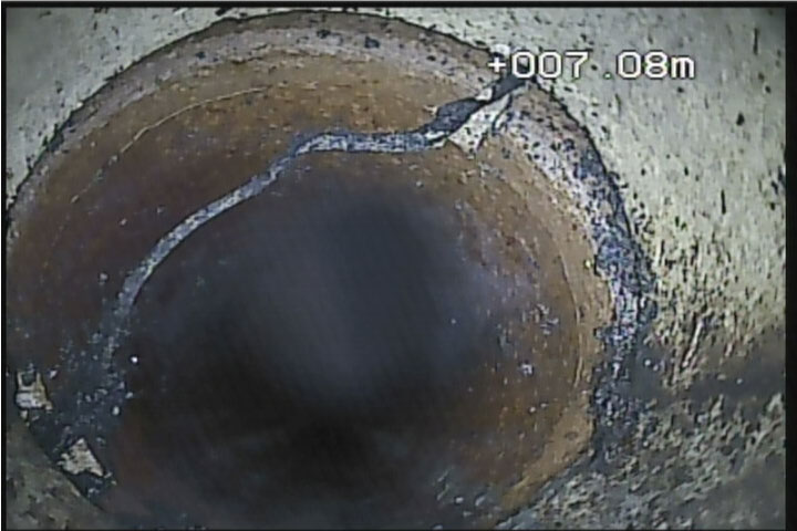 Rohrkamera-Foto: Risse in der Rohrwand